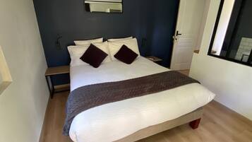 1 dormitorio, caja fuerte, escritorio y tabla de planchar con plancha