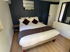 1 間睡房、房內夾萬、書桌、熨斗/熨衫板