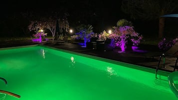Utomhuspool och uppvärmd pool