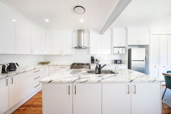 Basic House | Private kitchen | Oven, stovetop, dishwasher, espresso maker - Bancroft House Mudgee by Your Innkeeper (Mudgee)