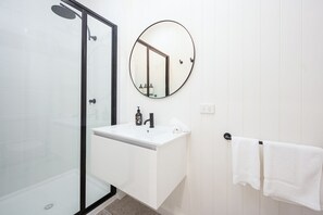 Eenvoudig huis | Badkamer | Een haardroger, handdoeken, zeep, shampoo