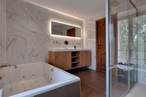 Bañera y toallas