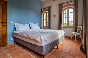 4 bedrooms, iron/ironing board, bed sheets
