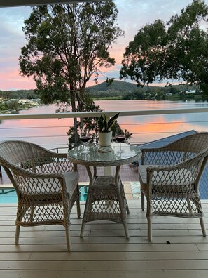 Outdoor dining - Lakeview Haven at the base of Mt Tambourine (Upper Coomera)