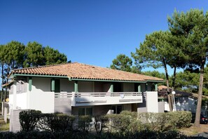 Außenseite Ferienhaus [Sommer]