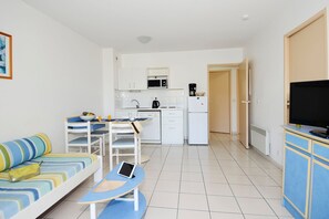 TV - Apartment in France with Private Garden (Moliets et maa)
