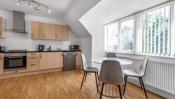 Apartment (2 Bedrooms) | Ruang makan