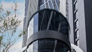 A modern building with a circular glass facade and a central entrance. - Arte Mont Kiara Managed by Airhost (Kuala Lumpur)