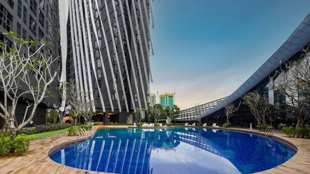 A modern building with a pool in the foreground. - Arte Mont Kiara Managed by Airhost (Kuala Lumpur)