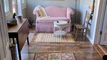 Smart TV, fireplace, books, offices