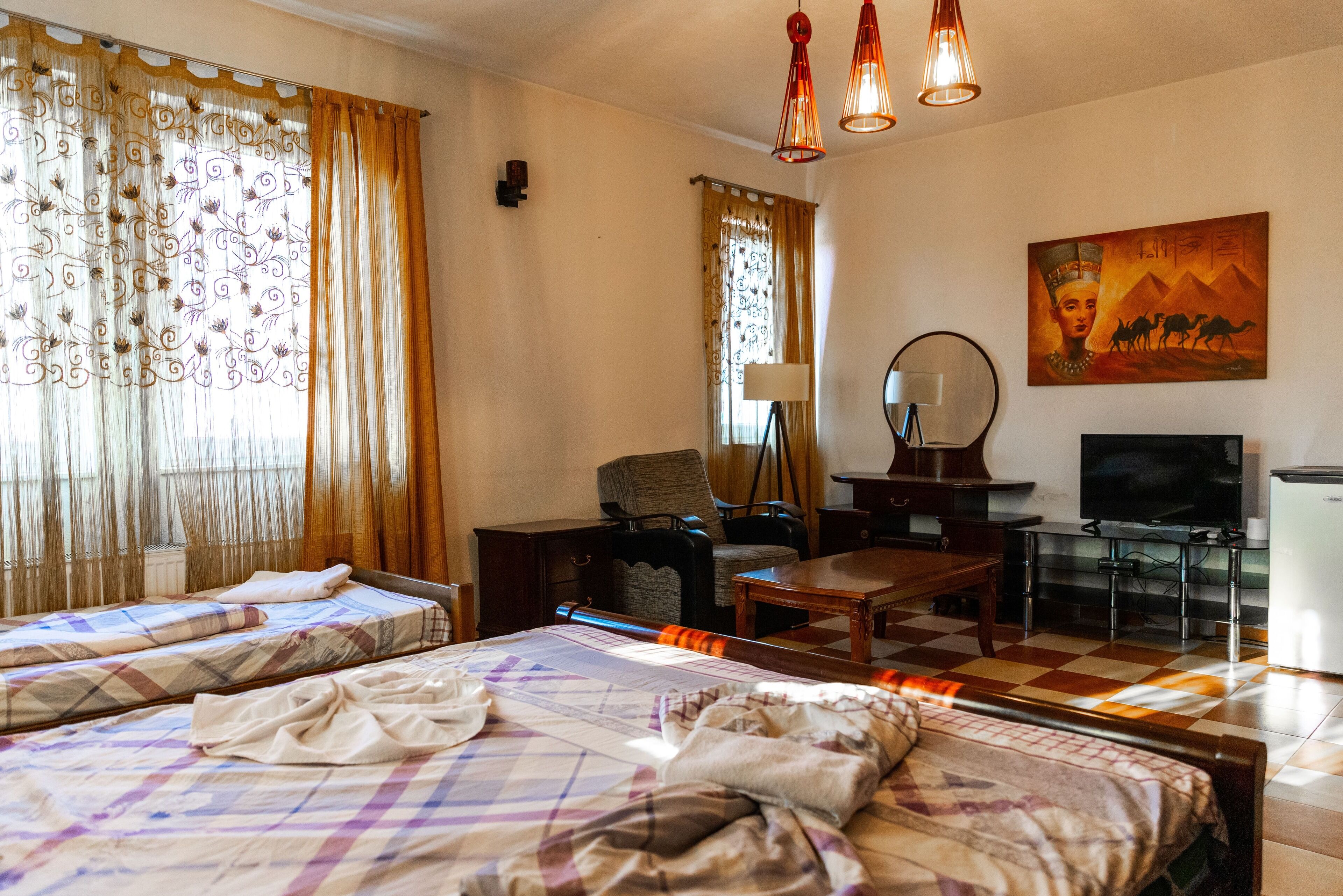 Quarto triplo básico | Roupas de cama premium, escrivaninha, Wi-Fi de cortesia, roupa de cama