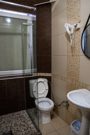 Shower, free toiletries, towels, soap - Hotel United (Pristina)