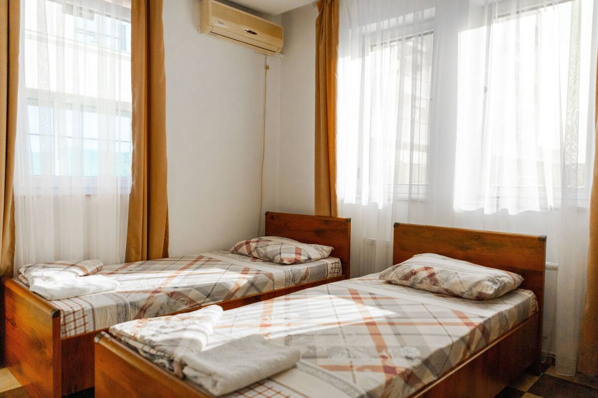 Chambre de base avec lits jumeaux | Literie de qualité, bureau, accès au Wi-Fi (inclus), literie fournie