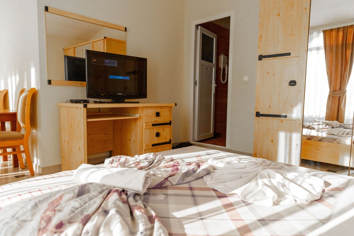 Premium bedding, desk, WiFi (free), bed sheets