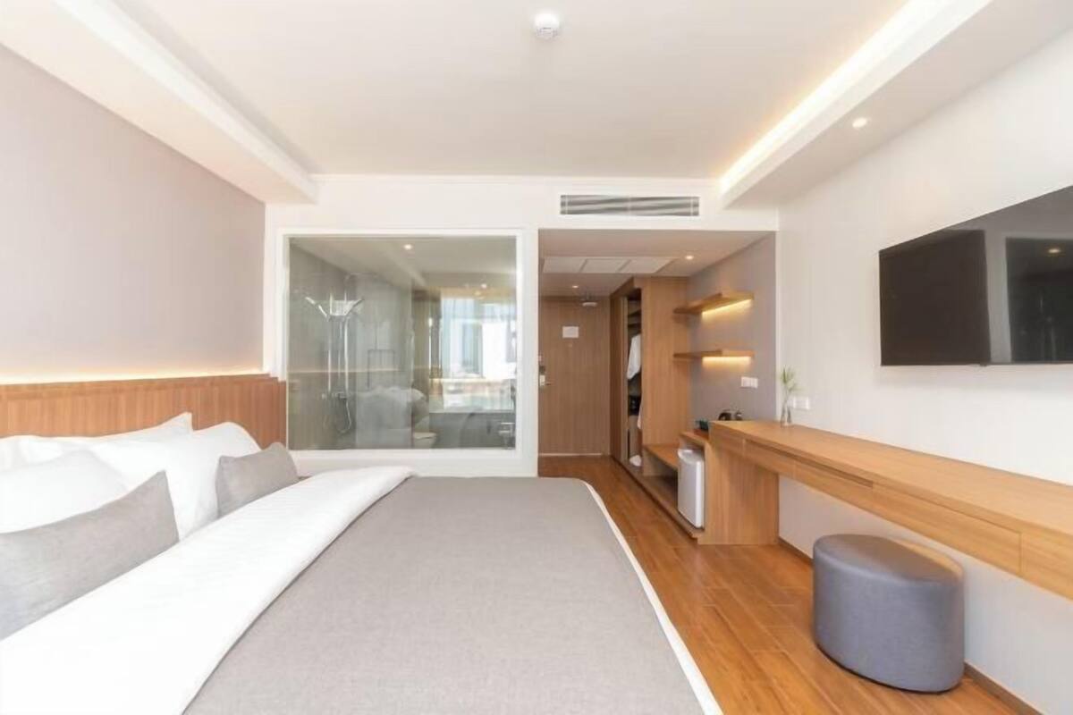 Luxe beddengoed, pillowtop-bedden, een minibar, een kluis op de kamer