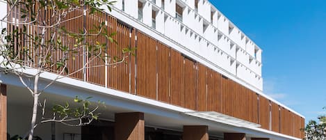 Un edificio moderno con tetto piatto, ampie finestre e facciata in legno.