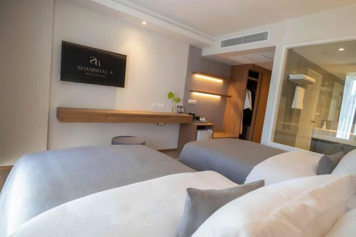 1 bedroom, premium bedding, minibar, in-room safe
