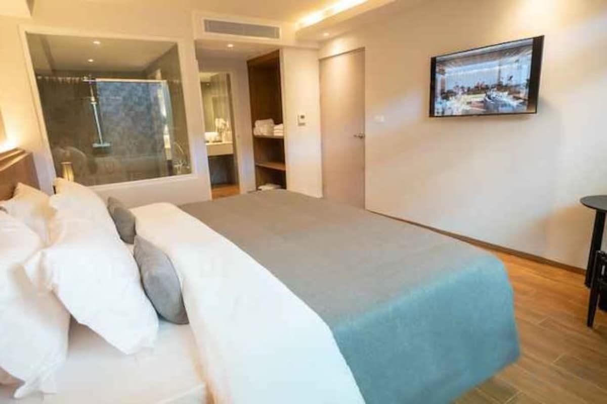Premium bedding, pillow-top beds, minibar, in-room safe