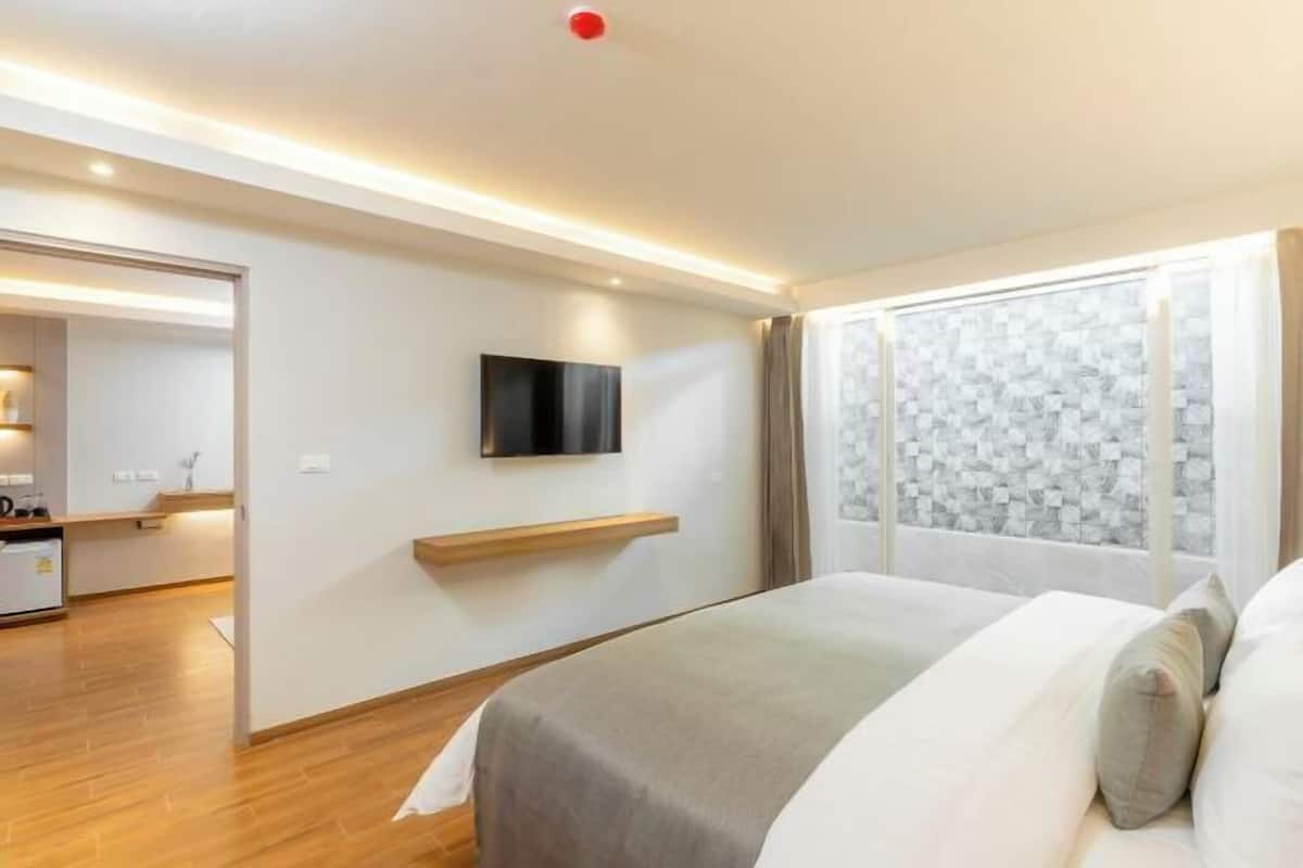 1 bedroom, premium bedding, minibar, in-room safe