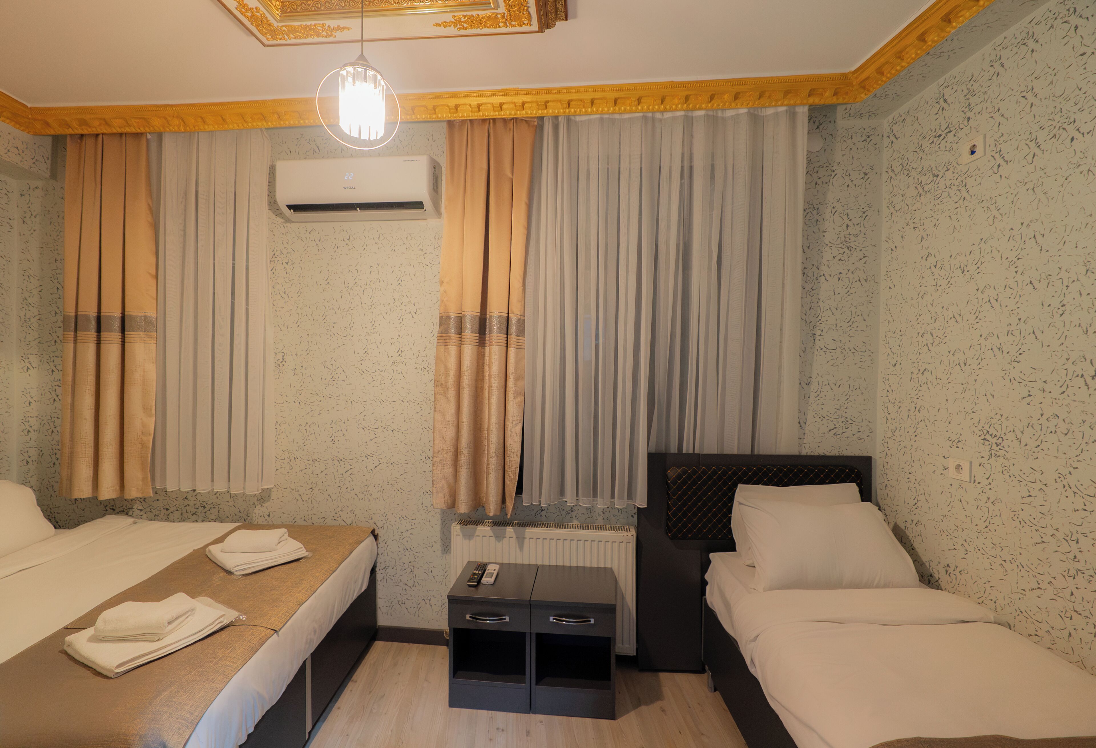 經濟三人房 | 高級寢具、迷你吧、布置獨特、筆電工作空間