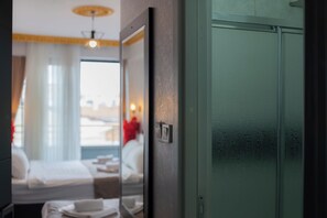 Superior driepersoonskamer, uitzicht op zee | Badkamer | Een douche, een regendouche, een haardroger, pantoffels