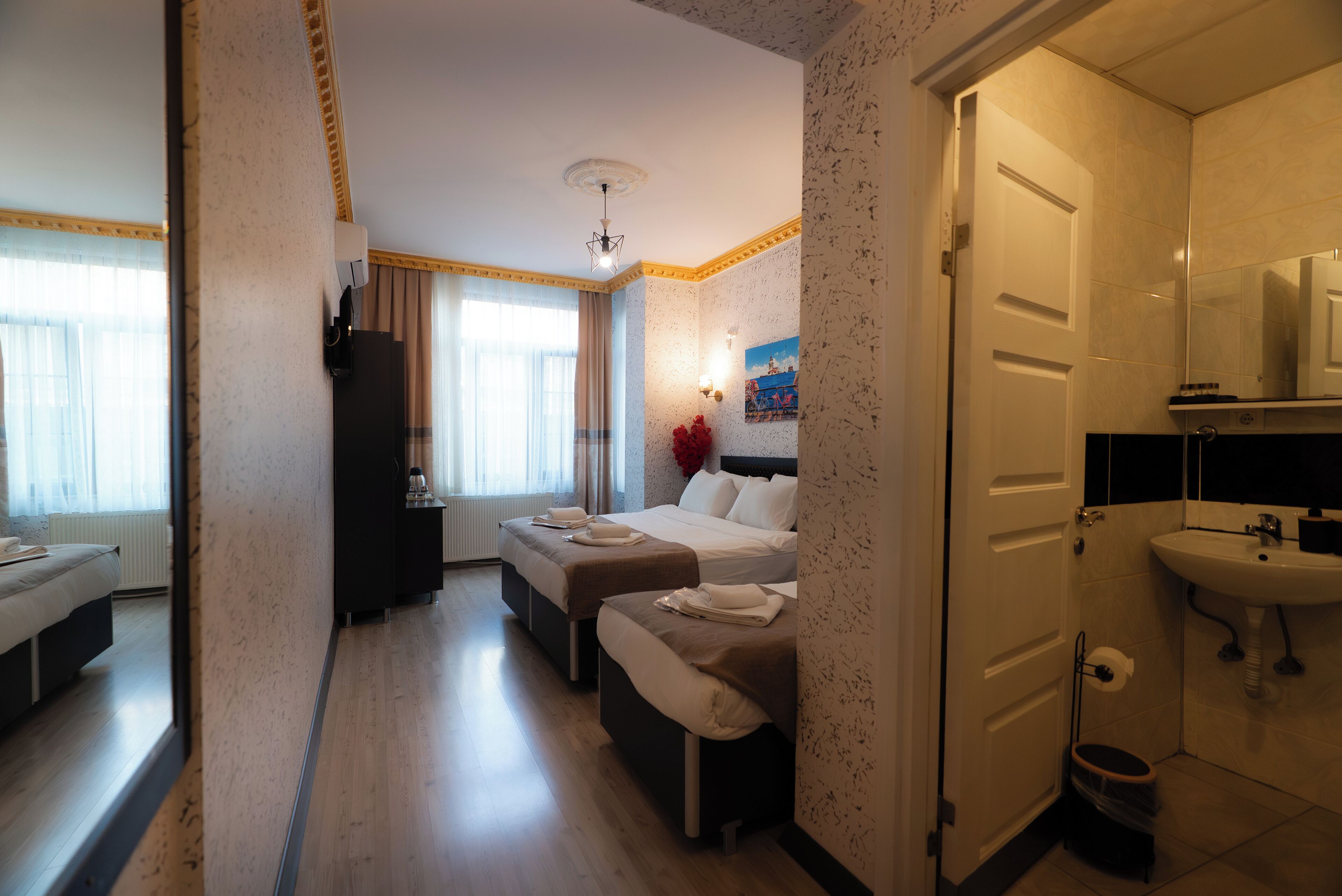 標準三人房 | 高級寢具、迷你吧、布置獨特、筆電工作空間