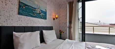 Superior driepersoonskamer, uitzicht op zee | Luxe beddengoed, een minibar, individueel gemeubileerd