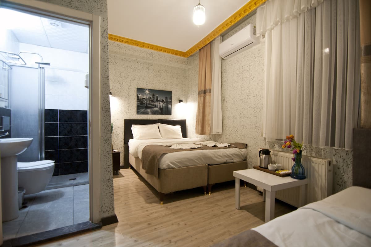 Economy driepersoonskamer | Luxe beddengoed, een minibar, individueel gemeubileerd