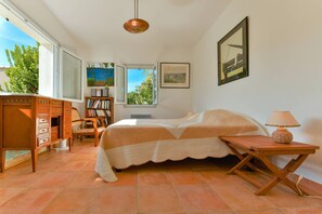 5 bedrooms, iron/ironing board, free WiFi, bed sheets