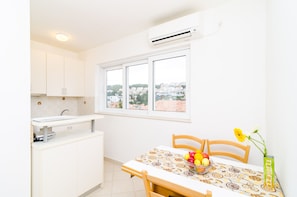 Apartment, 1 Schlafzimmer, Raucher, Terrasse | Speisen