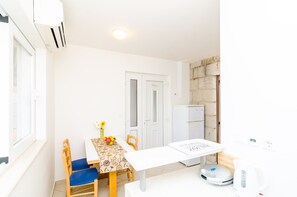 Appartamento, 1 camera da letto, fumatori, terrazzo | Sala da pranzo