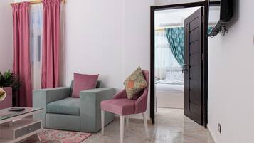 Apartment, 1 Bedroom, Smoking, Patio | Living room