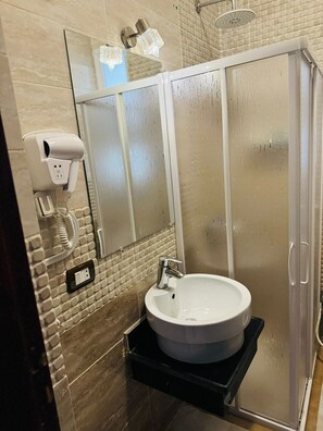 Apartamento, 1 habitación, fumadores, patio | Ducha del cuarto de baño