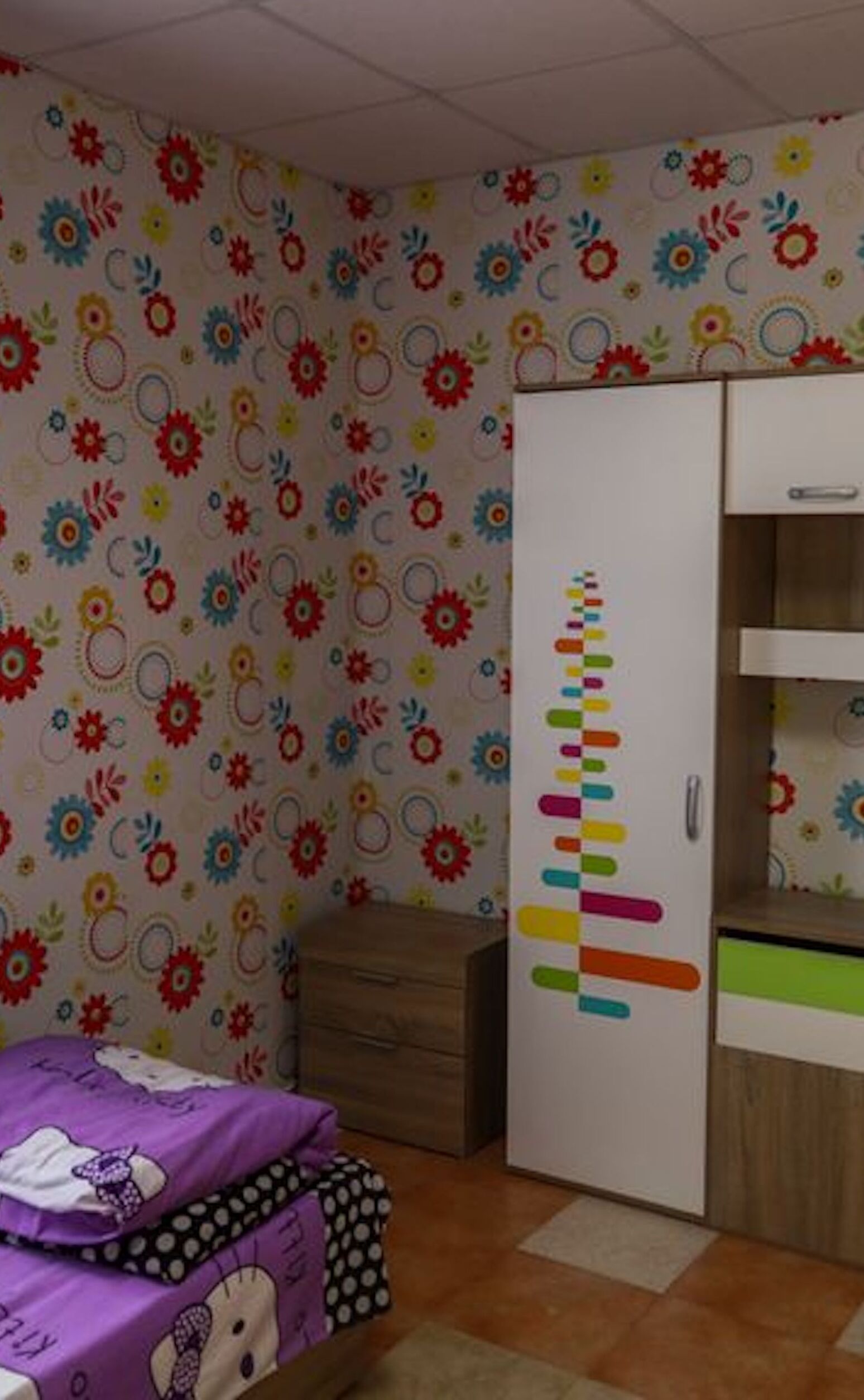 Ein Schlafzimmer mit einem Bett, einem Schminktisch und einem Kleiderschrank.