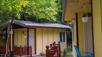 Bungalow, 1 chambre, fumeurs, balcon | Façade de lâhĂ©bergement