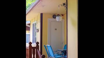 Bungalow, 1 chambre, fumeurs, balcon | Coin séjour