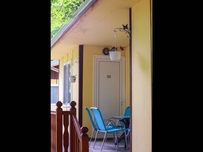 Bungalow, 1 habitación, para fumadores, balcón | Área de sala de estar