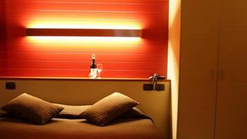 Room, 1 Bedroom, Accessible, Smoking | 1 bedroom, desk