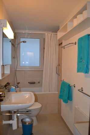 Appartement, 3 chambres, fumeur, balcon | Salle de bain
