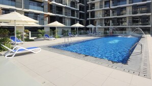 Studio, beberapa kamar, balkon, pemandangan kota | Kolam renang | Kolam renang outdoor