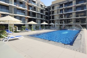 Studio, Mehrere Schlafzimmer, Balkon, Stadtblick | Pool | Außenpool