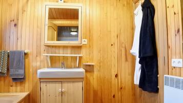 Chalet, 1 Bedroom, Accessible, Microwave | Bathroom | Towels