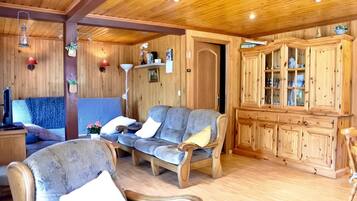 Chalet, 1 Bedroom, Accessible, Microwave | Living room