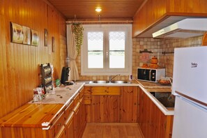 Chalet, 1 chambre, accessible aux personnes à mobilité réduite, four à micro-ondes | Intérieur