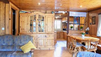 Chalet, 1 Bedroom, Accessible, Microwave | Living room