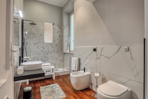 Apartment, 1 Bedroom, Patio | Bathroom shower