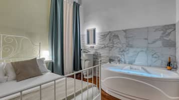 Apartamento, 1 quarto, varanda | Comodidades do banheiro | Secador de cabelo, bidê, sabonete, shampoo