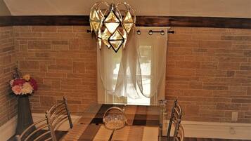 Apartment, 3 Bedrooms, Balcony, Garden View | Dining