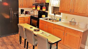 Apartment, 2 Bedrooms, Patio | Private kitchen