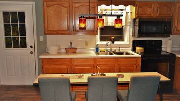 Apartment, 2 Bedrooms, Patio | Private kitchen | Microwave, stovetop, coffee/tea maker